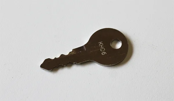 BUZZ KEY NR KH08 NØGLE VED TRÆKLÅS
